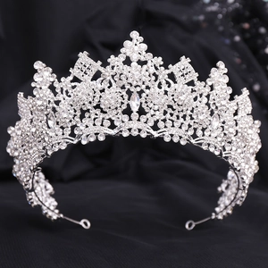 Vue détaillée du diadème de mariée en argent avec strass scintillants et goutte de cristal