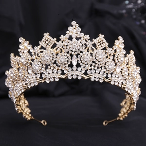 Détail macro du diadème de mariée doré montrant la pierre centrale marquise et les strass