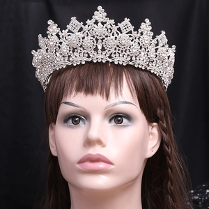 Vue détaillée de la couronne de mariée argentée avec strass en cristal sur un mannequin