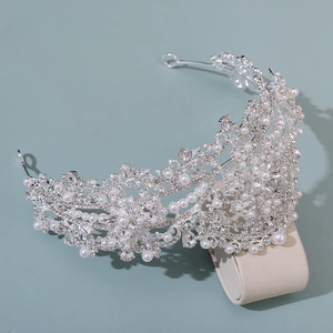 Dettaglio della corona da sposa in argento con strass scintillanti e perle bianche
