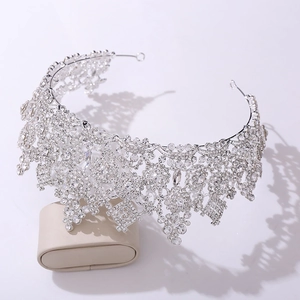 Tiara de mariée argentée élégante avec cristaux scintillants pour cérémonies de mariage
