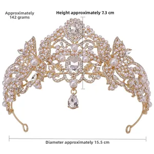 Détail d'une couronne dorée de luxe avec perles et strass pour robe de mariée