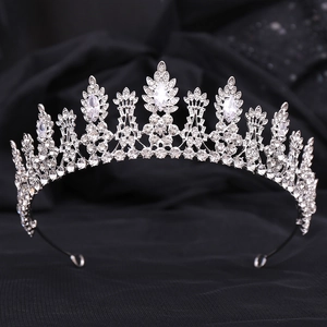 Gros plan sur un diadème de mariée argenté orné de strass brillants sur tissu noir