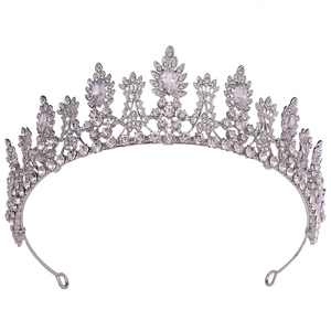 Couronne de mariée argentée élégante avec motif de feuilles et zircons brillants