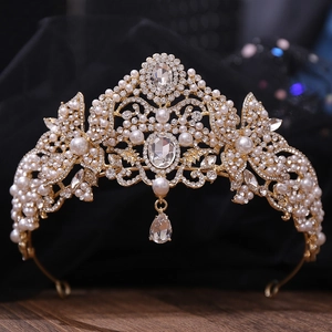 Gros plan d'une couronne de mariée vintage dorée avec perles blanches et cristaux