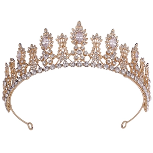 Détails de la couronne de mariée dorée sertie de cristaux de zircon ronds et marquise
