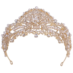 Elegante tiara da sposa dorata con strass scintillanti e perle bianche per nozze
