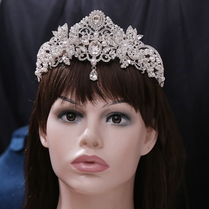 Couronne de mariée élégante avec perles blanches et strass étincelants pour décor de mariage