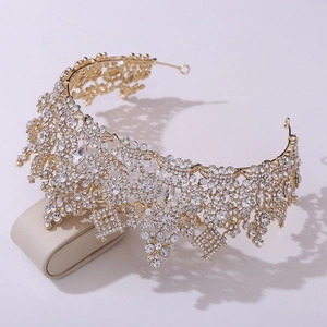 Gros plan sur une couronne de mariée dorée avec strass scintillants et motifs ondulés