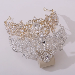 Vue détaillée de tiares de mariée ornées de perles de luxe et de strass étincelants