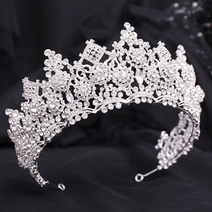 Magnifique diadème de mariée européen avec zircons étincelants sur soie noire