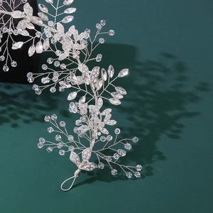 Dettaglio della fascia da sposa argento con cristalli scintillanti e strass