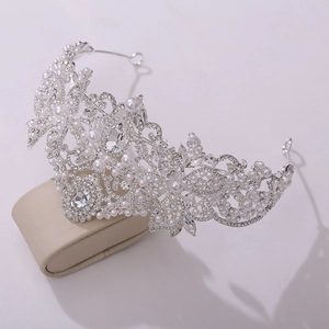 Détails de couronne de mariage avec motifs floraux argentés, perles et cristaux