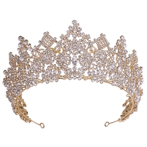 Couronne de mariée luxueuse avec base en métal doré et strass étincelants pour mariages