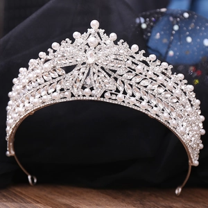 Elegante tiara da sposa in argento con cristalli e perle con design classico a fiocco