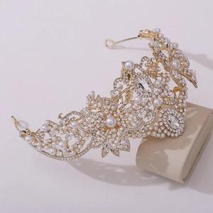Vue détaillée d'une couronne dorée avec perles élégantes et strass brillants