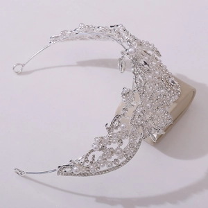 Détails de couronne de mariée avec perles blanches et cristaux brillants sur base argent