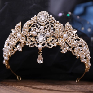 Couronne dorée luxueuse avec perles et strass brillants et un pendentif goutte d'eau