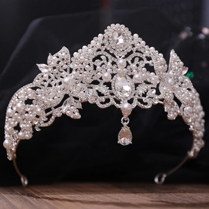 Vue détaillée d'une couronne de mariée argentée avec perles et strass sur velours noir