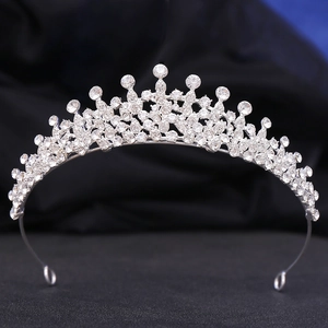 Détail macro du diadème de mariée argenté avec strass marquise sur fond de tissu bleu