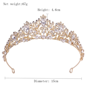 Detailed size specifications for the gold bridal crown showing height and weight