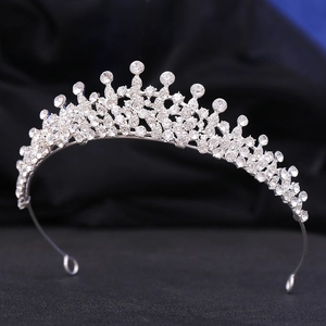 Diadème de mariée argenté luxueux orné de cristaux ronds et en forme de goutte