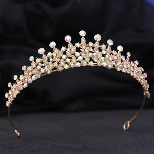 Tiara de mariée dorée élégante avec des strass colorés étincelants sur tissu bleu foncé