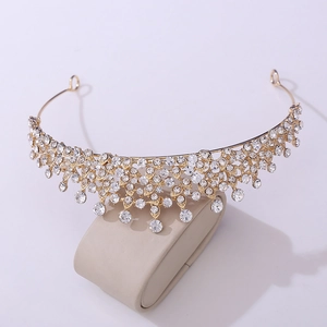 Détails de la couronne de mariée dorée avec feuilles de cristal et strass scintillants