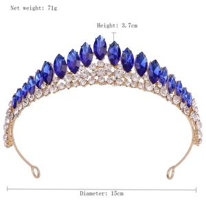 Gros plan détaillé d'une couronne de mariée dorée avec cristaux bleu marine et strass brillants