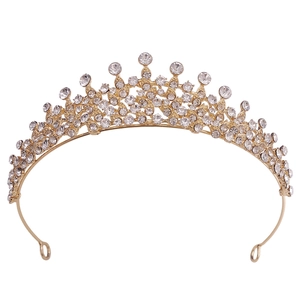 Luxueuse tiare de mariée avec strass étincelants sur une finition dorée claire élégante