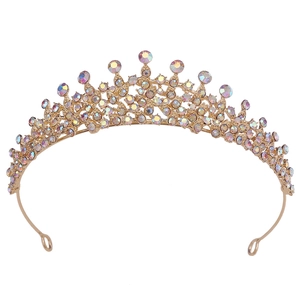 Détail du diadème doré pour mariée avec motifs délicats et strass AB multicolores