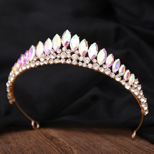 Détail de la tiare de mariée dorée avec cristaux marquise sur satin noir élégant