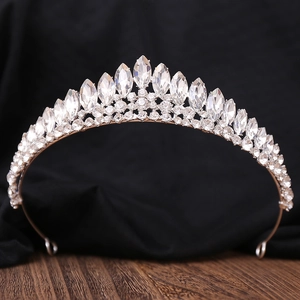 Vue détaillée d'un diadème de mariée en argent avec cristaux marquise sur fond noir