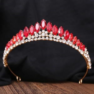 Détails du diadème de mariée doré avec gemmes marquises rouges et strass blancs brillants