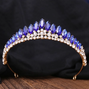 Détail d'une couronne dorée avec cristaux bleus marquise et petits diamants blancs