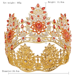 Détails de la grande couronne dorée à pierres rouges, hauteur 11,6 cm et diamètre 16,5 cm