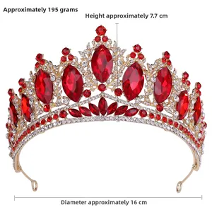 Détail de la couronne baroque dorée avec de grandes pierres rouges et strass scintillants