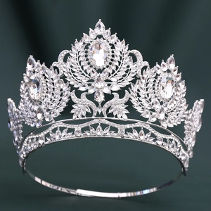 Détail macro d'une couronne de mariée luxueuse en argent ornée de cristaux scintillants taillés