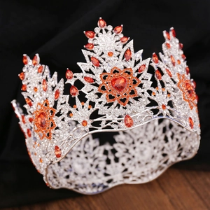 Détail de la couronne baroque en alliage d'argent avec des pierres précieuses orange en poire