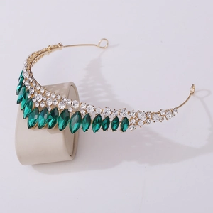 Détail du diadème de mariée doré avec pierres marquises vertes et strass étincelants