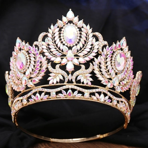 Détail macro d'un diadème de mariée doré de luxe orné de strass AB et de cristaux