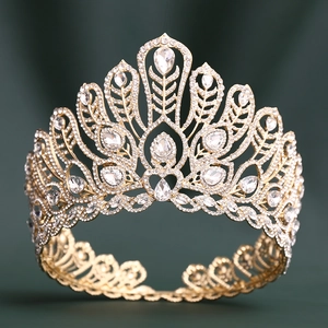 Détail de la couronne dorée avec plumes en cristal et pierre précieuse centrale