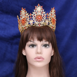 Couronne baroque dorée Miss Monde ornée de strass orange et blancs pour défilé de mode