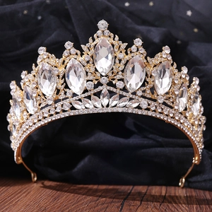 Gros plan sur la couronne de mariée baroque dorée avec cristaux blancs et strass brillants