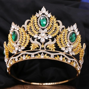 Diadème doré luxueux avec pierres ovales vert émeraude et motifs de feuilles en cristal