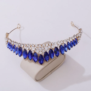 Détails d'un diadème de mariée doré serti de gemmes marquises bleues et cristaux blancs