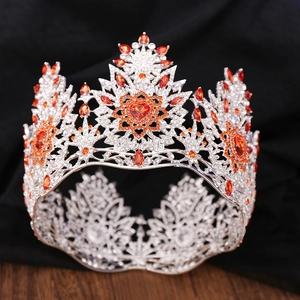 Couronne de concours baroque en métal argenté avec des pierres orange en forme de cœur