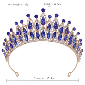 Détail d'une couronne de mariée dorée avec strass bleus et indications de taille