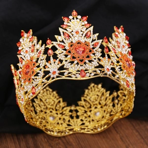 Détail macro de couronne baroque avec cristaux orange et filigrane en alliage doré