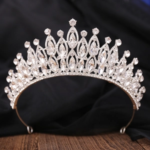 Couronne de mariée luxueuse en argent avec cristaux scintillants sur fond de soie noire